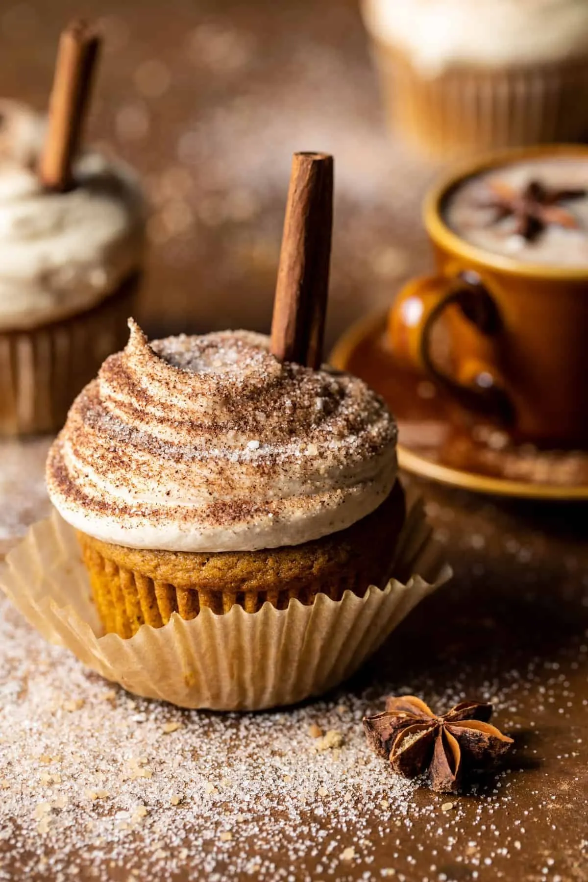 vanilla-chai-pumpkin-latte-cupcakes-with-cinnamon-brown-sugar-frosting