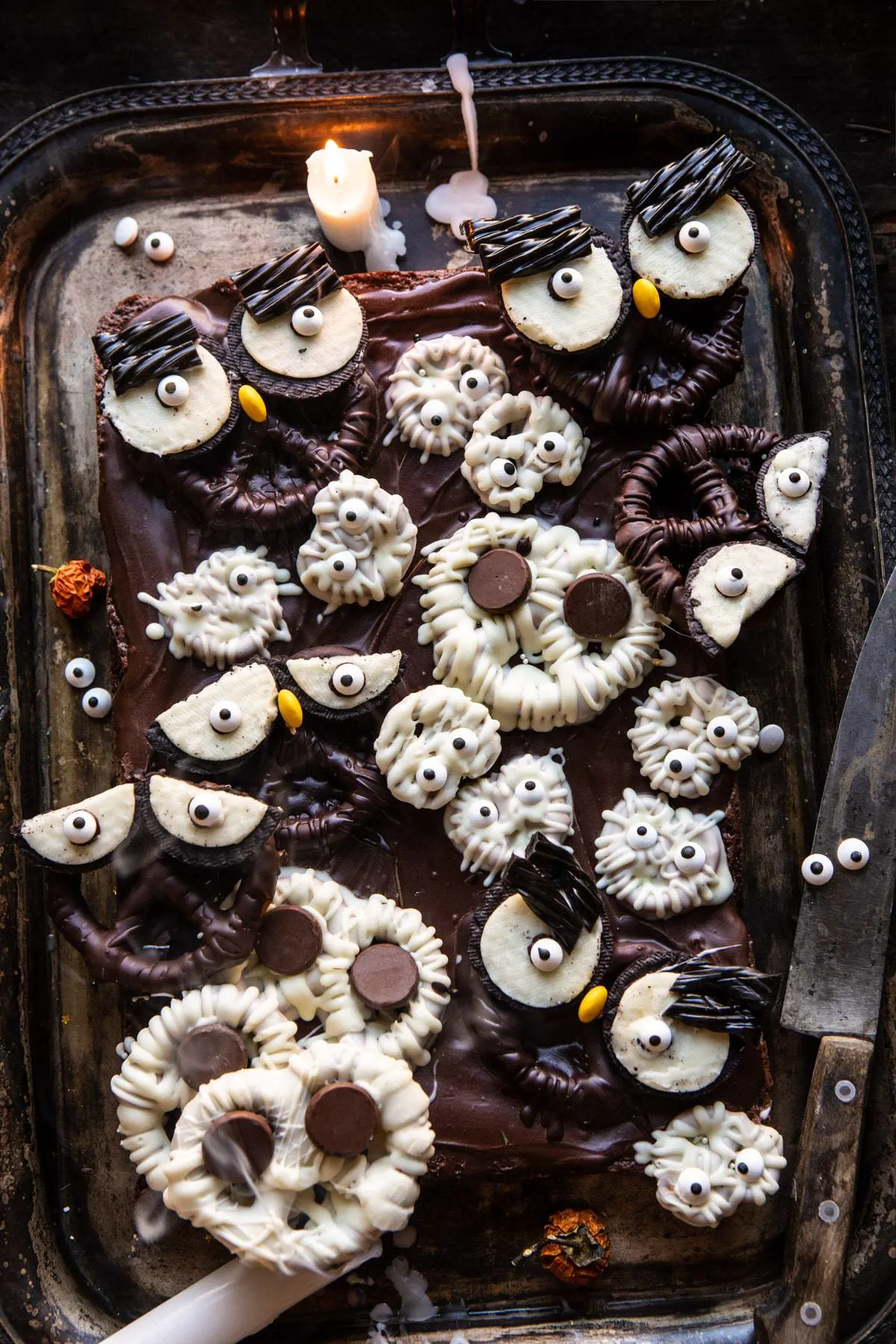 boo!-spooky-monster-chocolate-covered-pretzel-brownies.