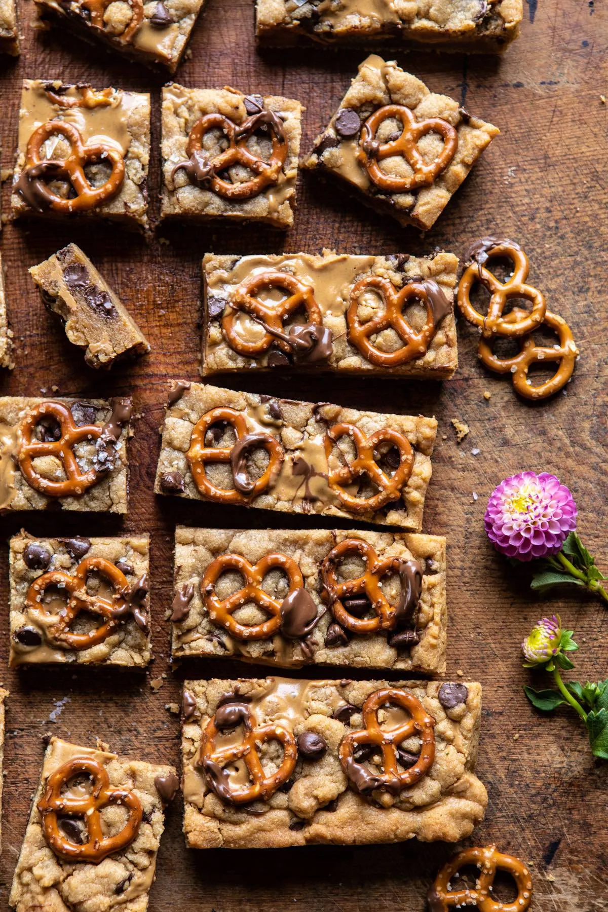 chocolate-peanut-butter-pretzel-blondies