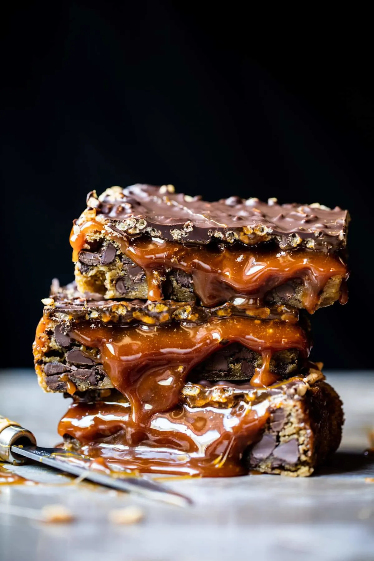 mocha-caramel-crunch-chocolate-chip-cookie-bars.