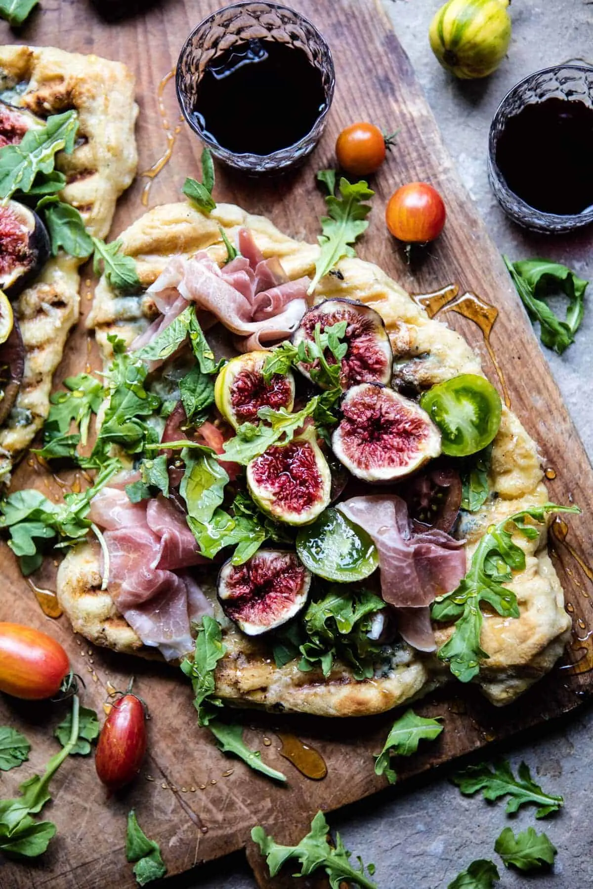 grilled-tomato-fig-and-prosciutto-pizza.