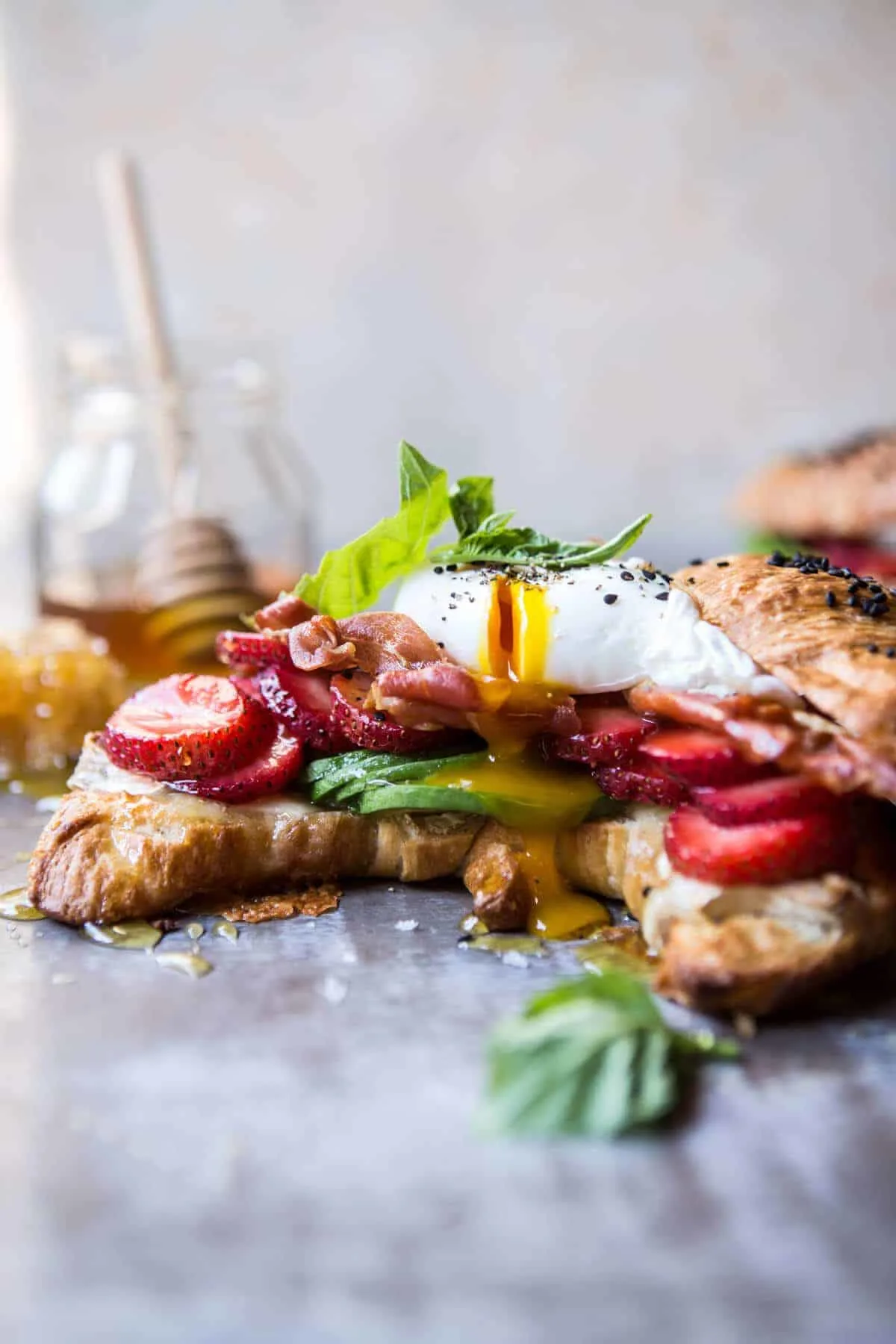 strawberry-basil-and-crispy-prosciutto-breakfast-sandwich.