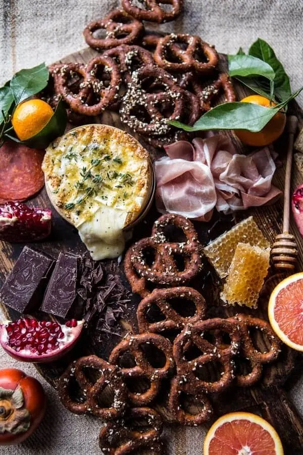 caramelized-garlic-honey-baked-brie-with-seasoned-pretzels-(easy-christmas-appetizer).