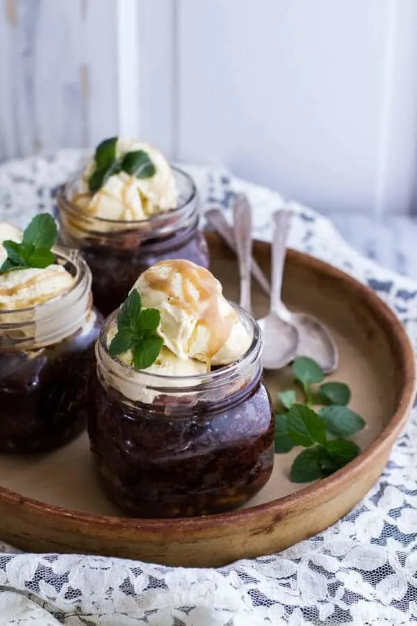 kentucky-derby-mini-chocolate-pecan-cakes-with-vanilla-bourbon-smash-ice-cream.