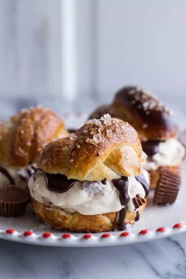 no-churn-caramel-peanut-butter-cup-soft-pretzel-ice-cream-sammies-whot-fudge-sauce