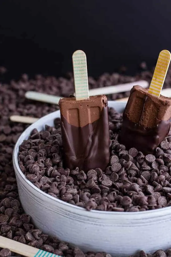 vegan-chocolate-fudge-popsicles