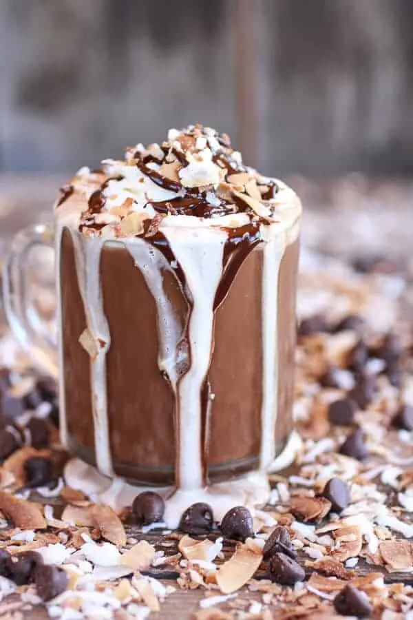 toasted-coconut-chocolate-pumpkin-spice-latte-with-chocolate-drizzle