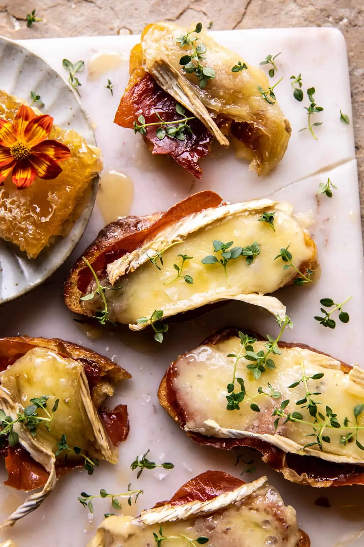 baked-brie-crostini-with-crispy-prosciutto