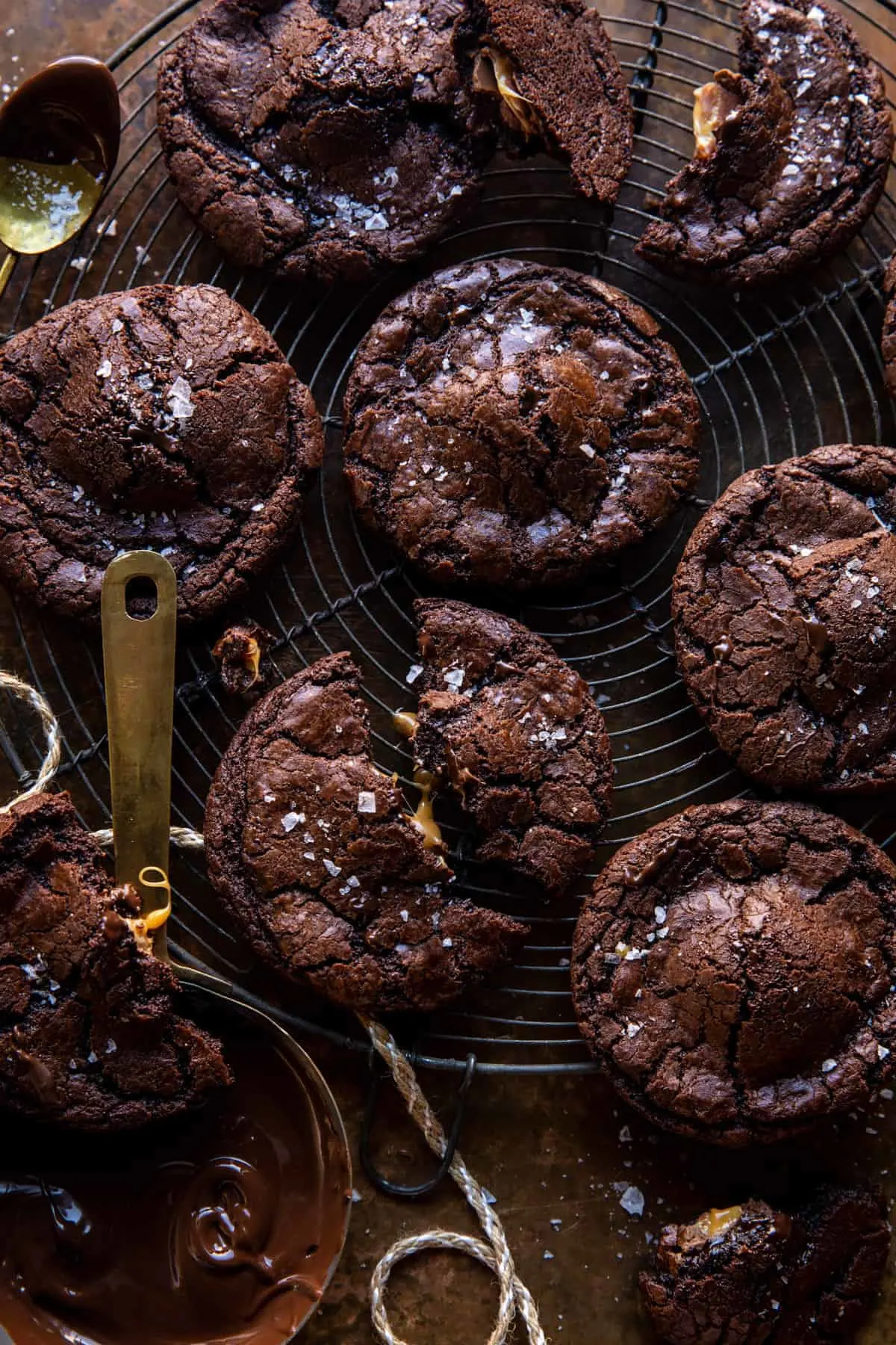 crinkly-caramel-stuffed-brownie-cookies