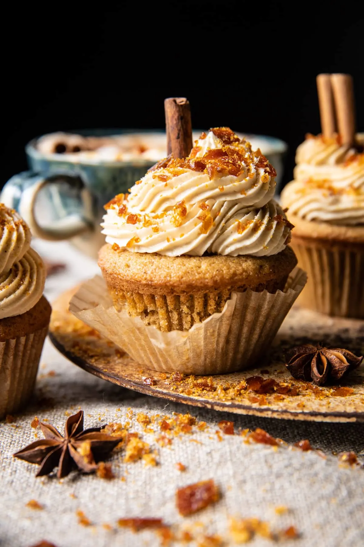chai-latte-cupcakes-with-caramel-brulee-frosting
