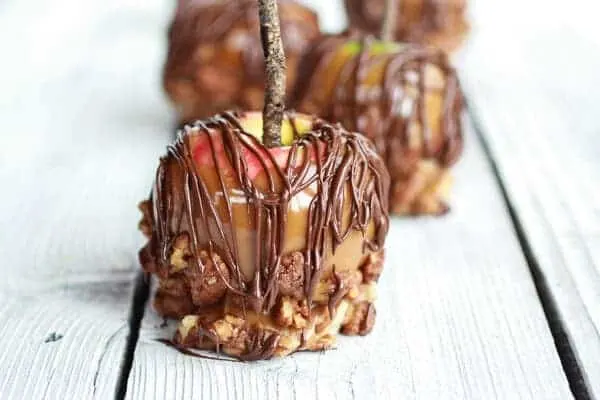sweet-and-salty-bourbon-cinnamon-pecan-caramel-apples-chocolate-drizzle