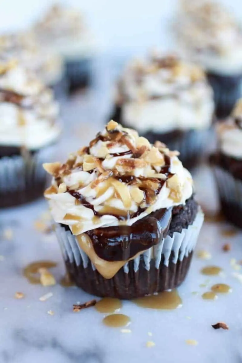 snickers-coconut-caramel-cupcakes