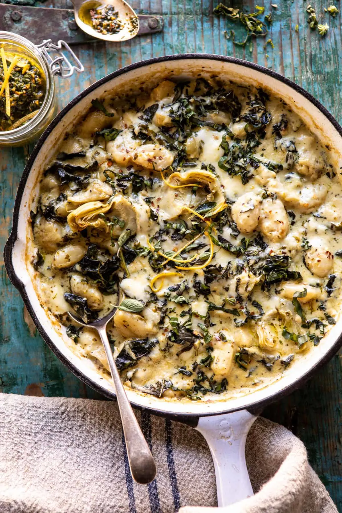 skillet-baked-creamy-pesto-spinach-and-artichoke-gnocchi.
