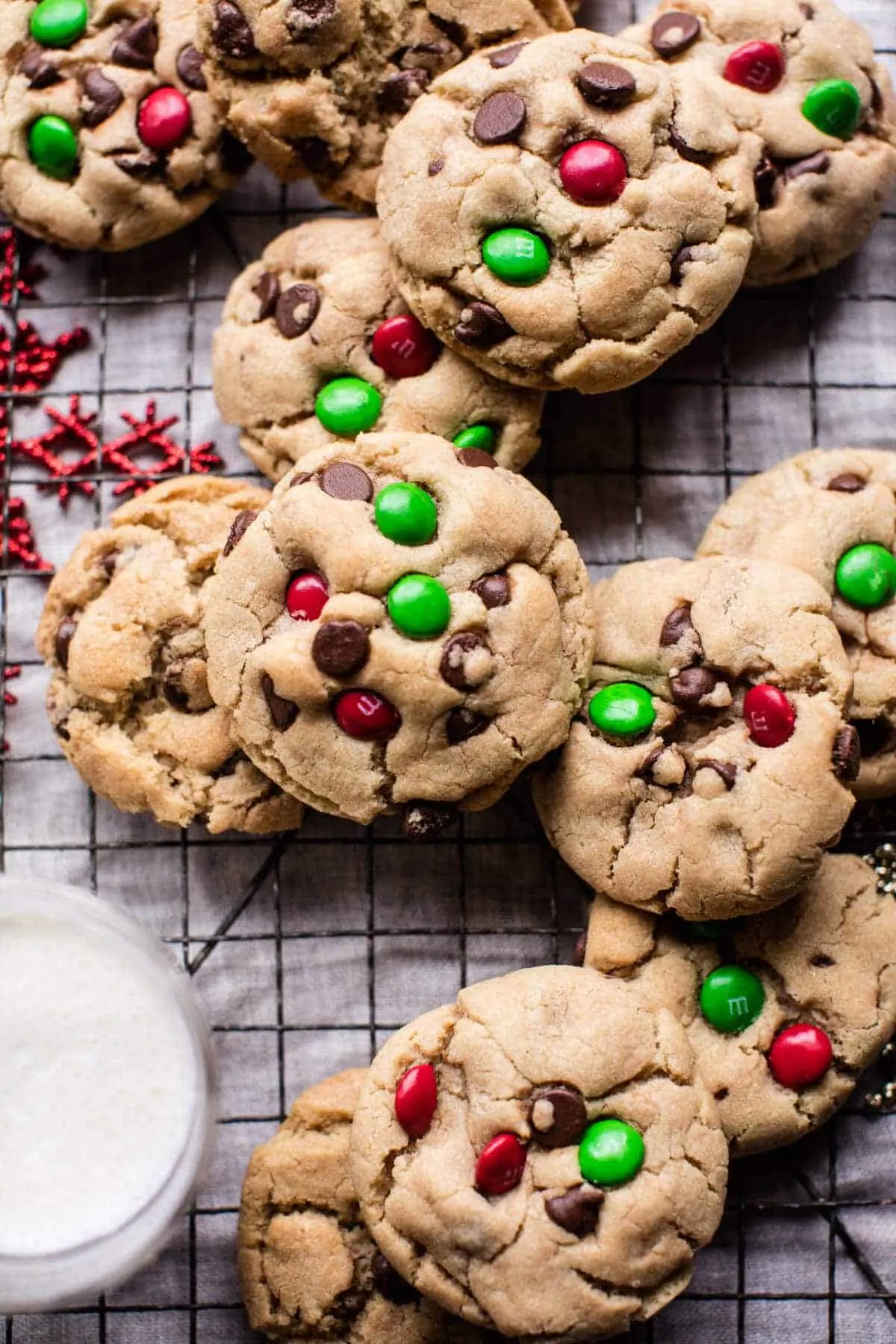 christmas-chocolate-chip-cookies.
