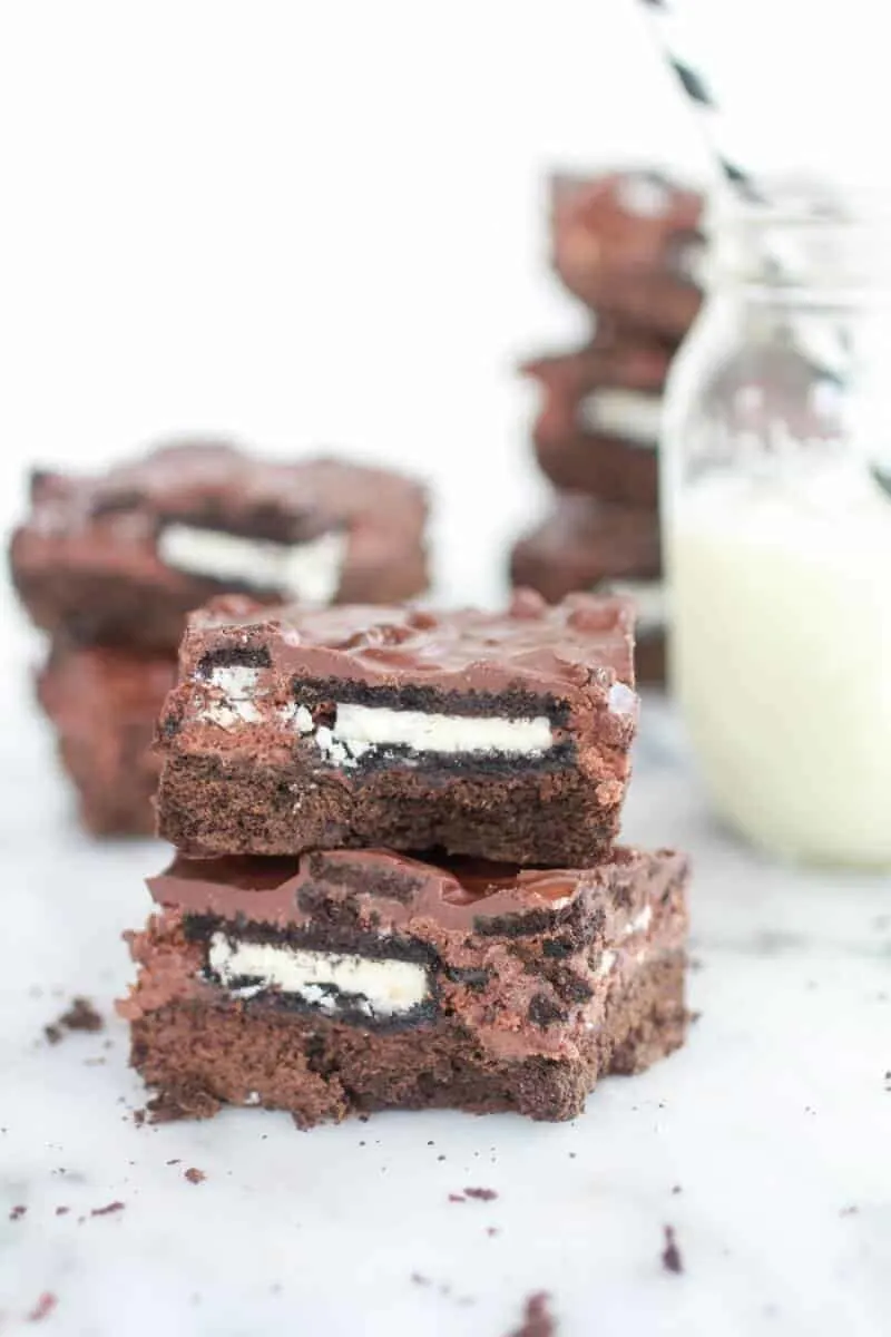 gooey-chocolate-oreo-crunch-butter-cake