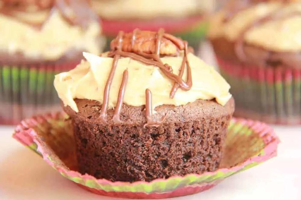 chocolate-bourbon-cupcakes-with-butter-pecan-frosting