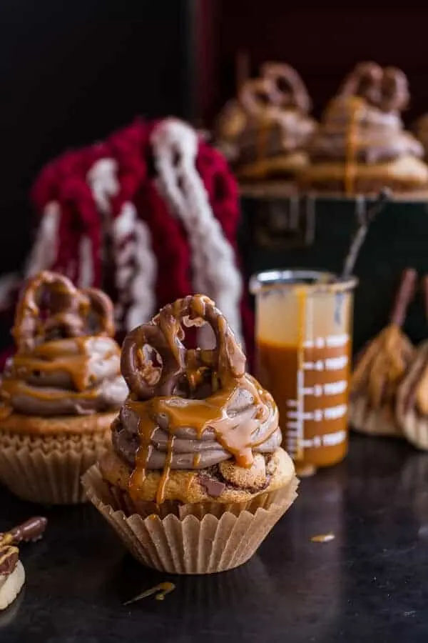 death-by-butterbeer-cupcakes-wtreacle-butter-frosting-chocolate-covered-pretzels.