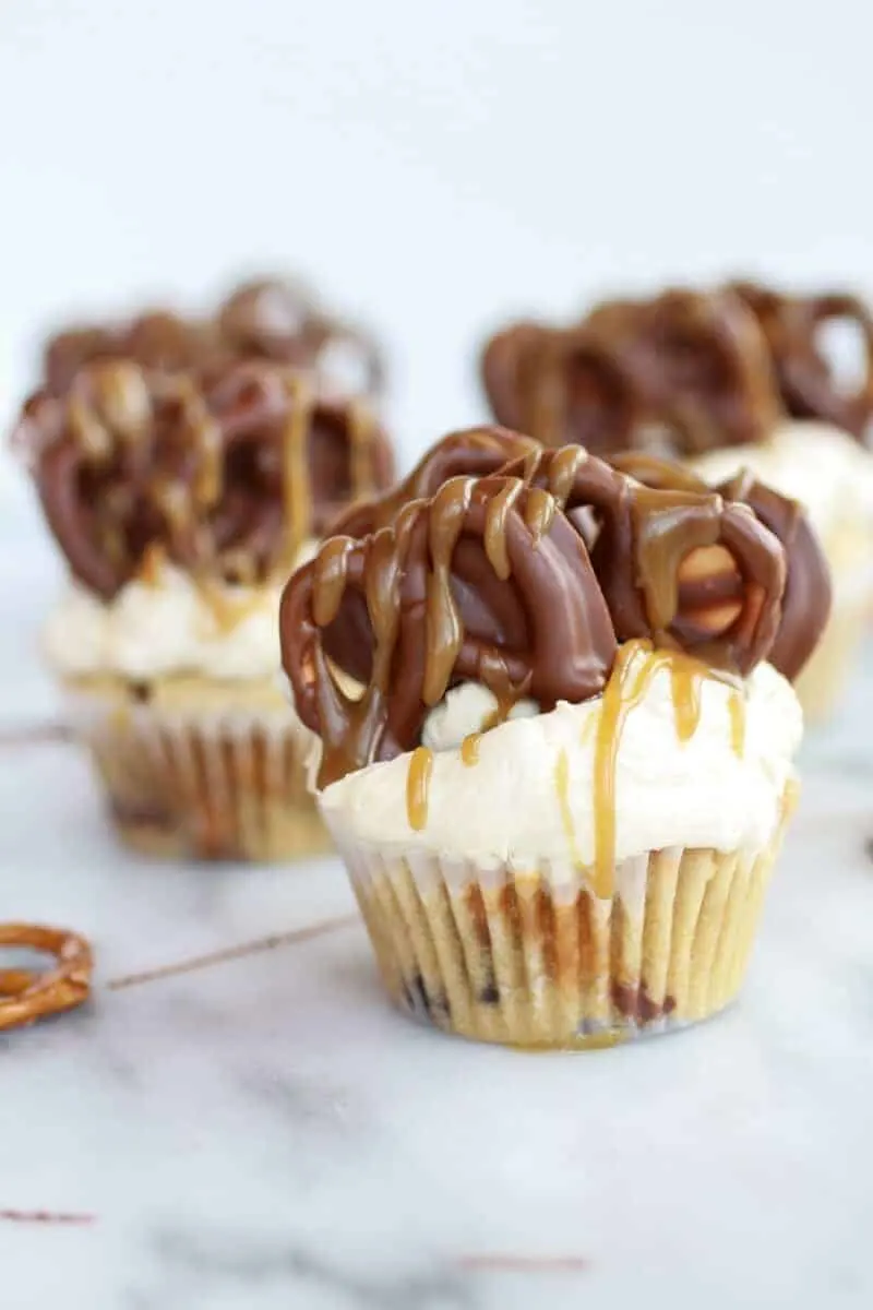 chocolate-covered-pretzel-peanut-butter-cupcakes-with-butterscotch-frosting
