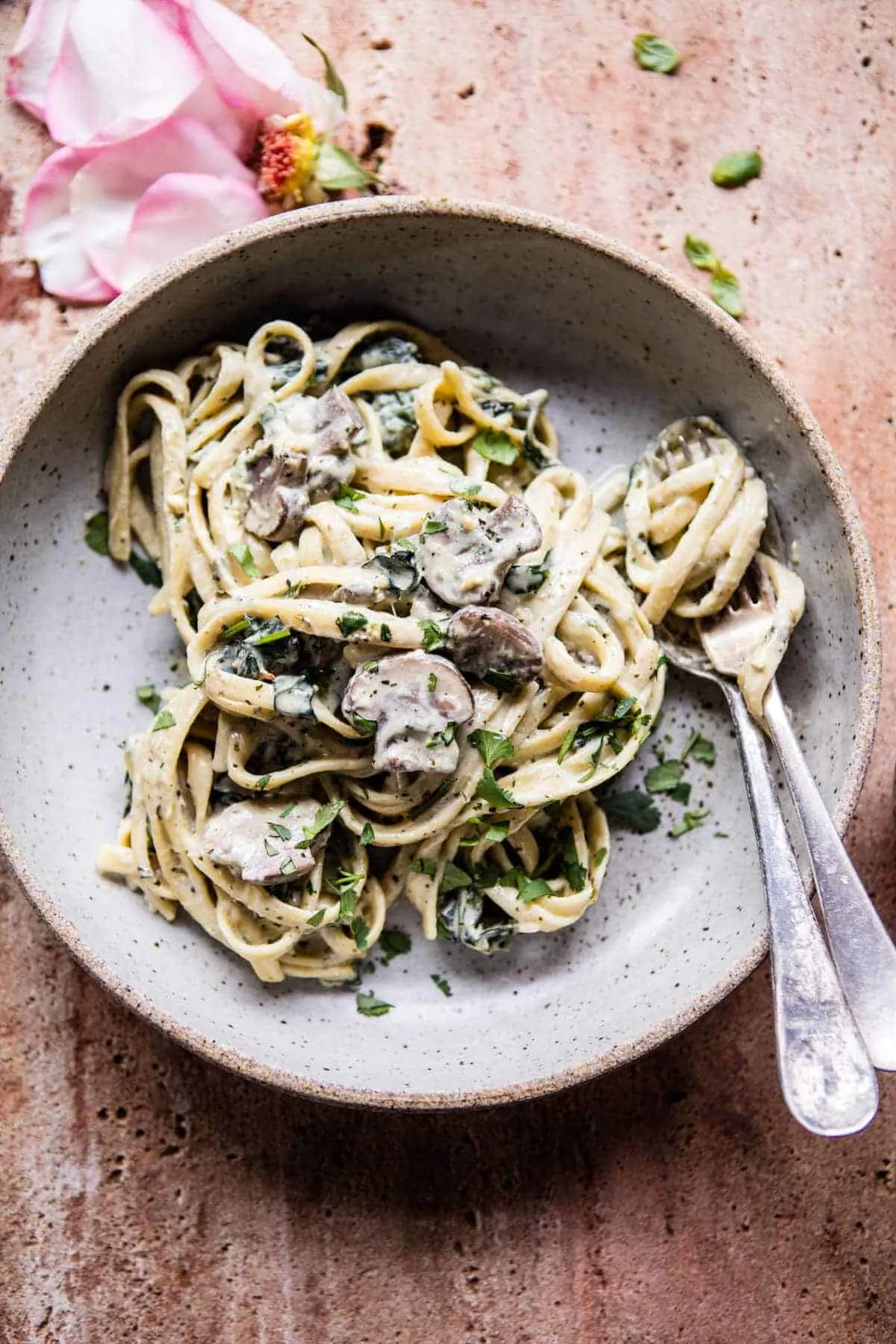 8-ingredient-garlic-butter-mushroom-and-goat-cheese-fettuccine.