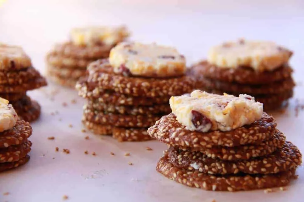 sesame-crackers-with-cranberry-cheese-spread