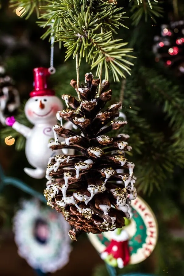 homemade-holidays:-snowy-sparkly-pine-cone-ornaments.