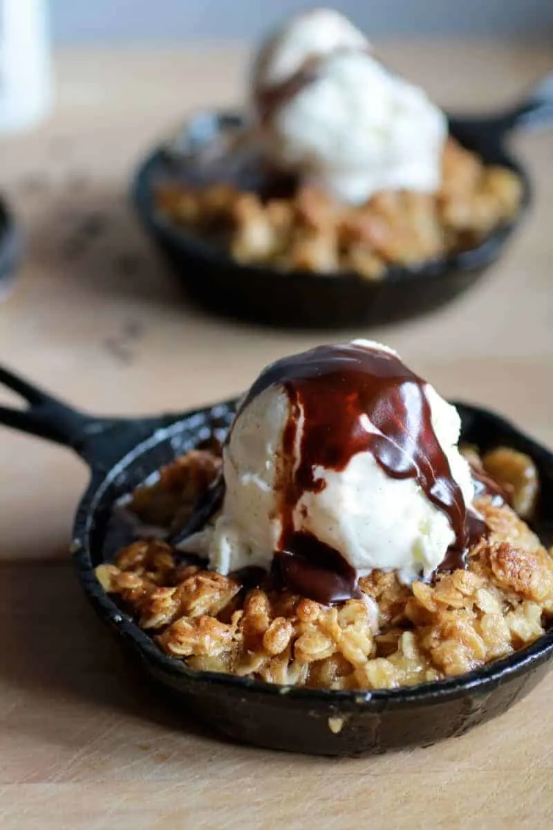 oatmeal-cookie-banana-crisp-with-chocolate-kahlua-sauce
