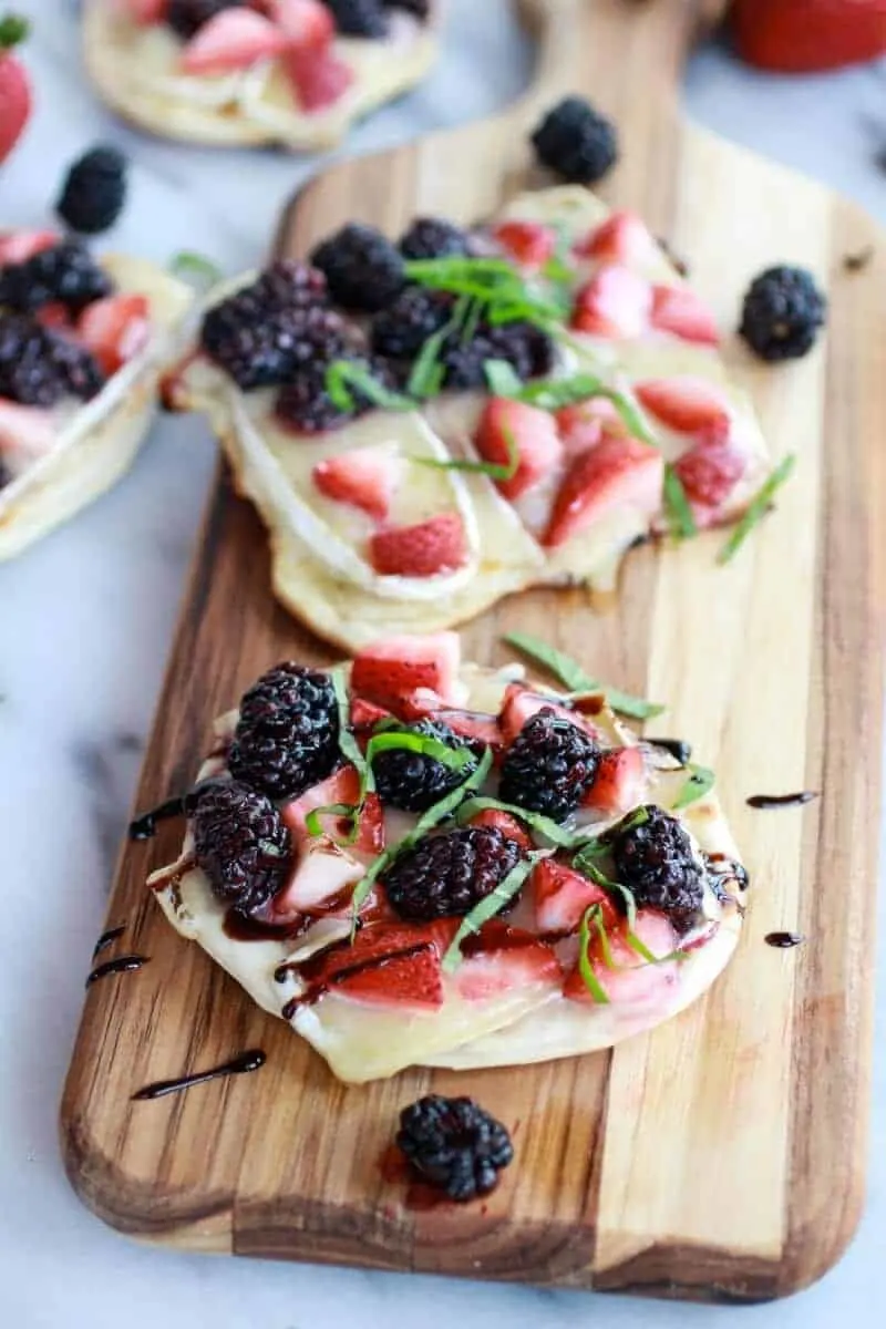 grilled-blackberry-strawberry-basil-and-brie-pizza-crisps