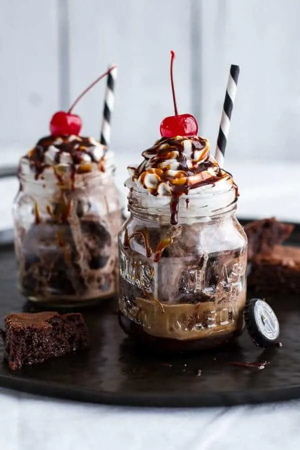 mini-chocolate-stout-brownie-sundae-floats-with-burnt-irish-caramel-hot-fudge.