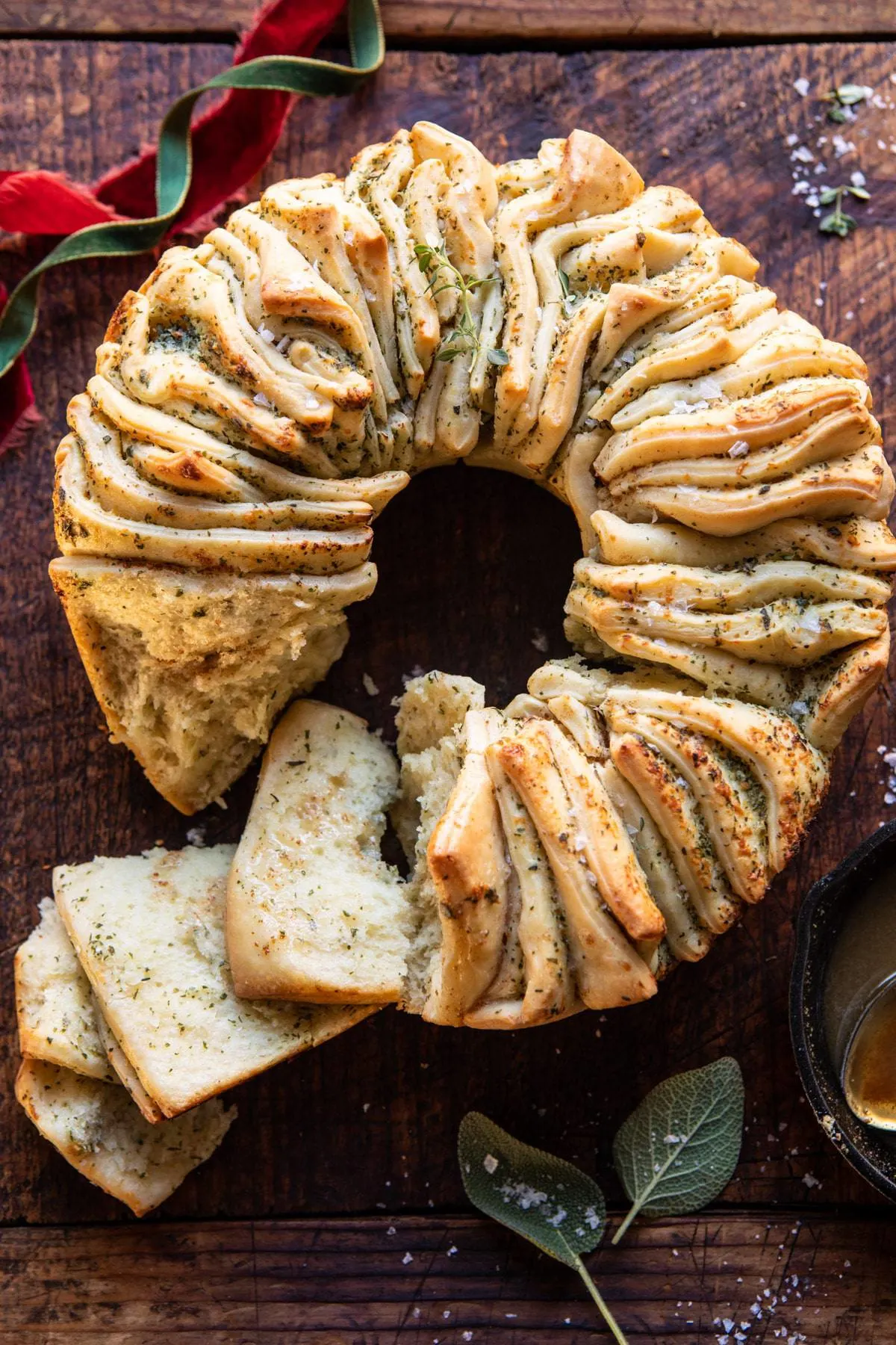 pull-apart-garlic-butter-bread-wreath.