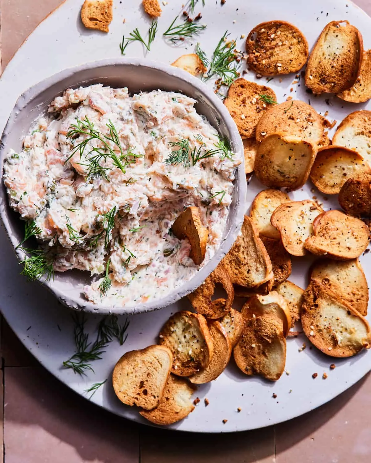 smoked-salmon-dip-with-bagel-crisps
