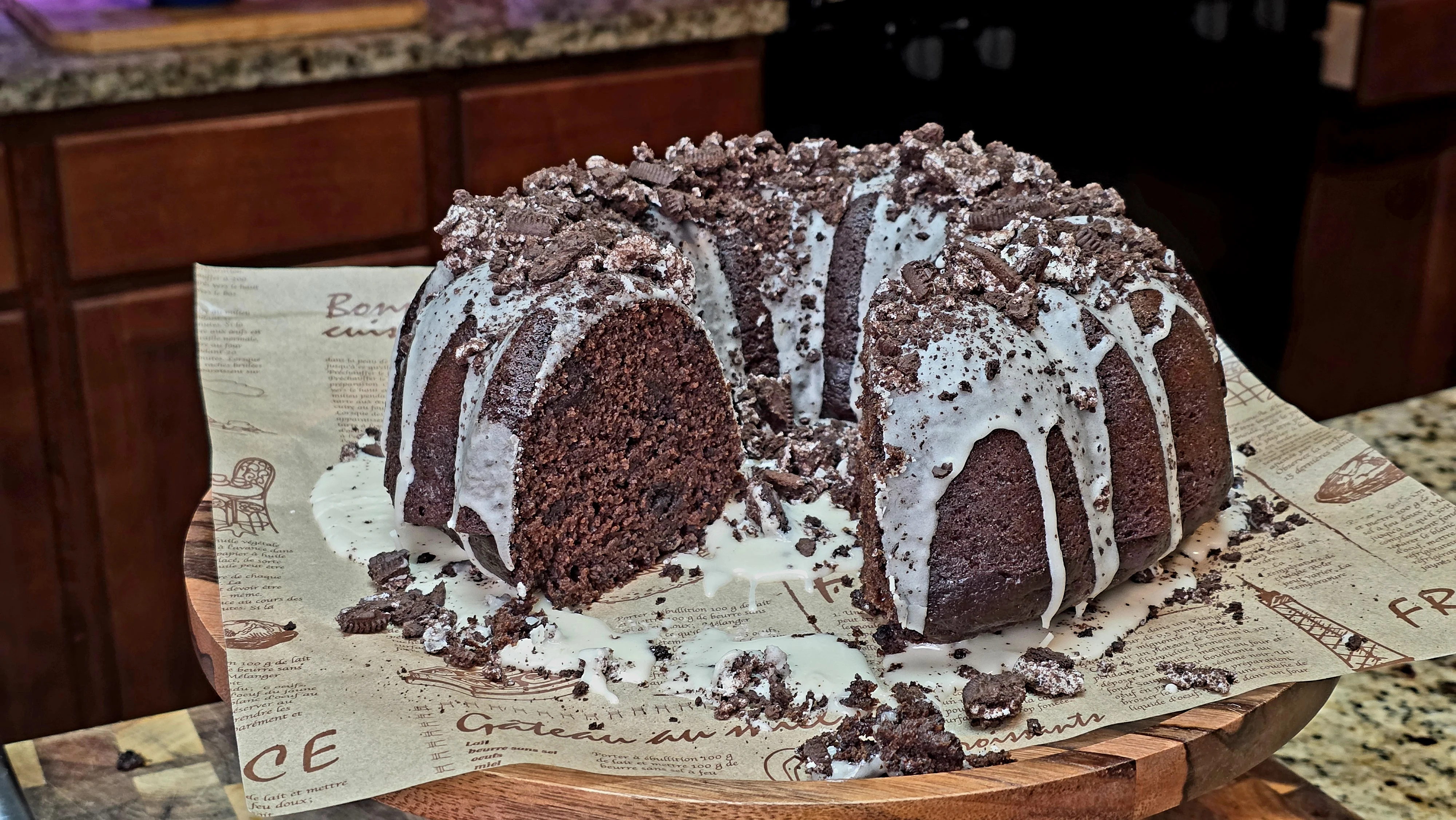vegan-oreo-chocolate-bundt-cake