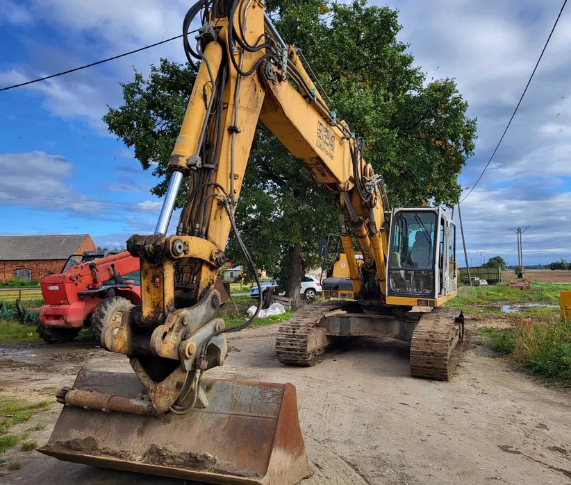 Wynajem koparka 24t Liebherr 924 oraz sprzęt budowlany | prace ziemne i wyburzenia