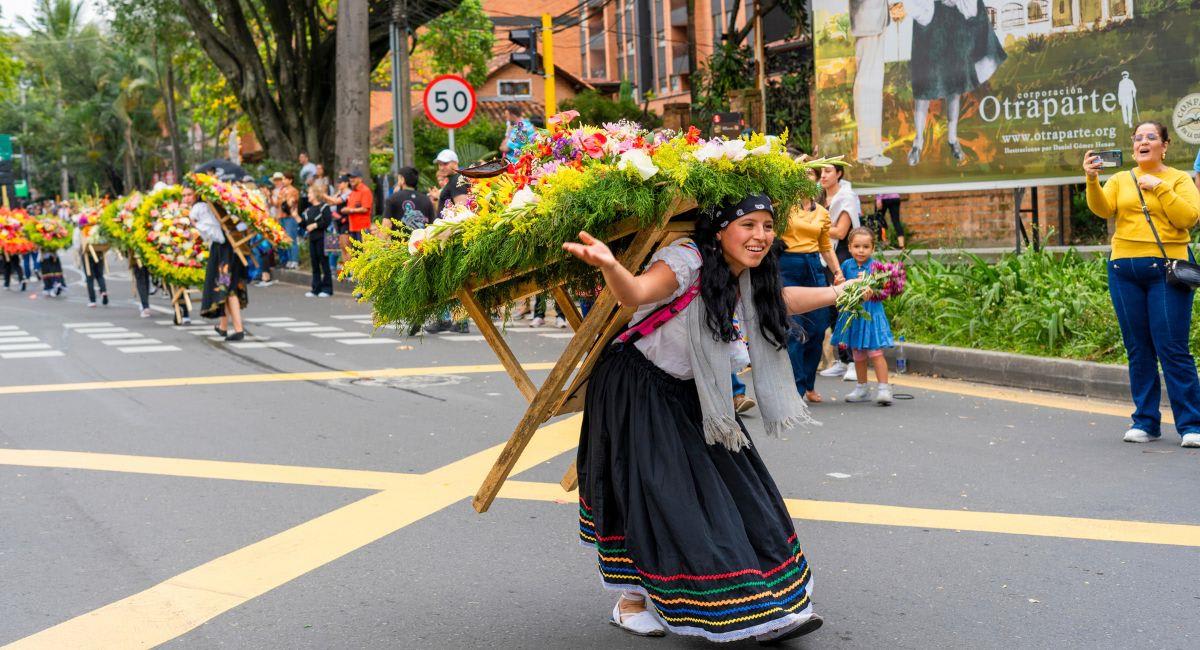 Desfile y multitud durante la Feria de las Flores