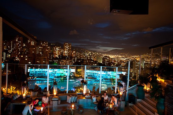 Rooftop nocturno Medellín