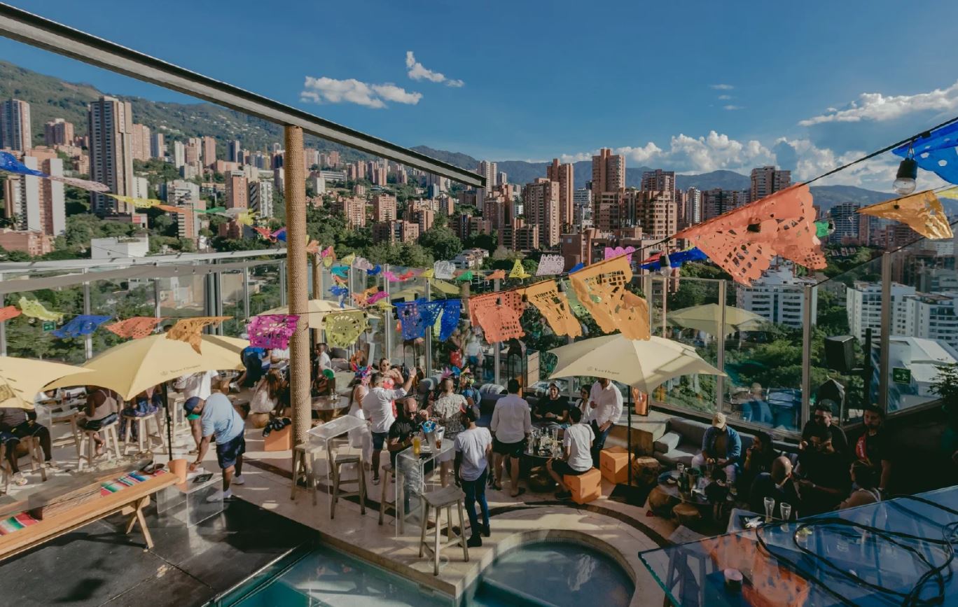 Vista nocturna Medellín desde rooftop