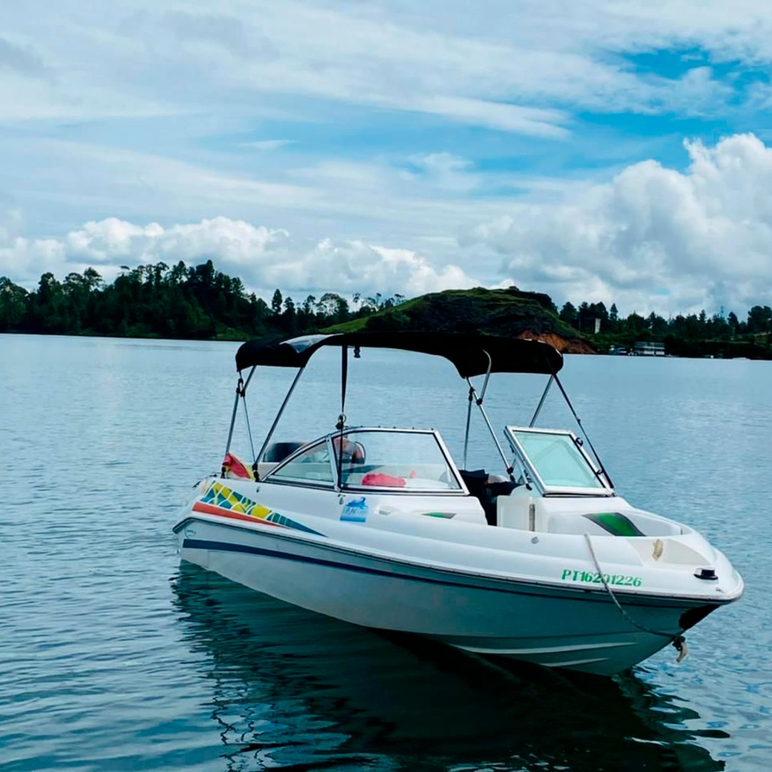 Lancha en el embalse de Guatapé