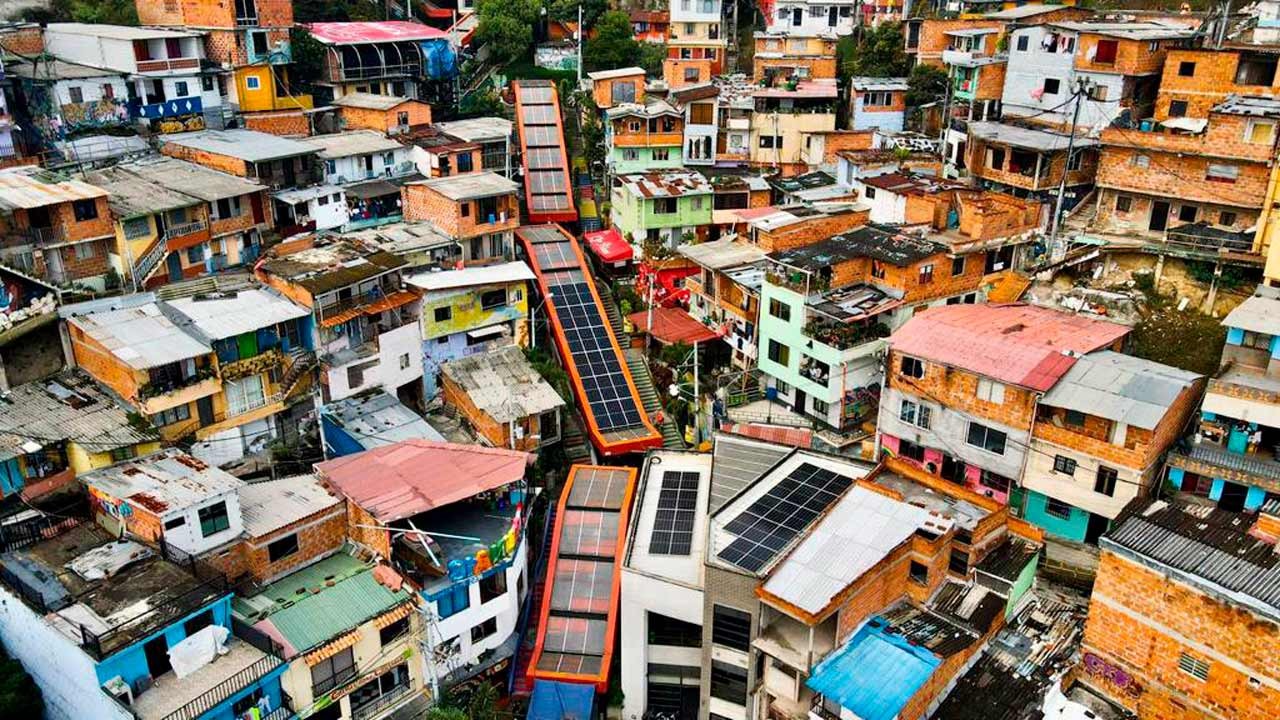 Escaleras eléctricas y murales Comuna 13 Medellín