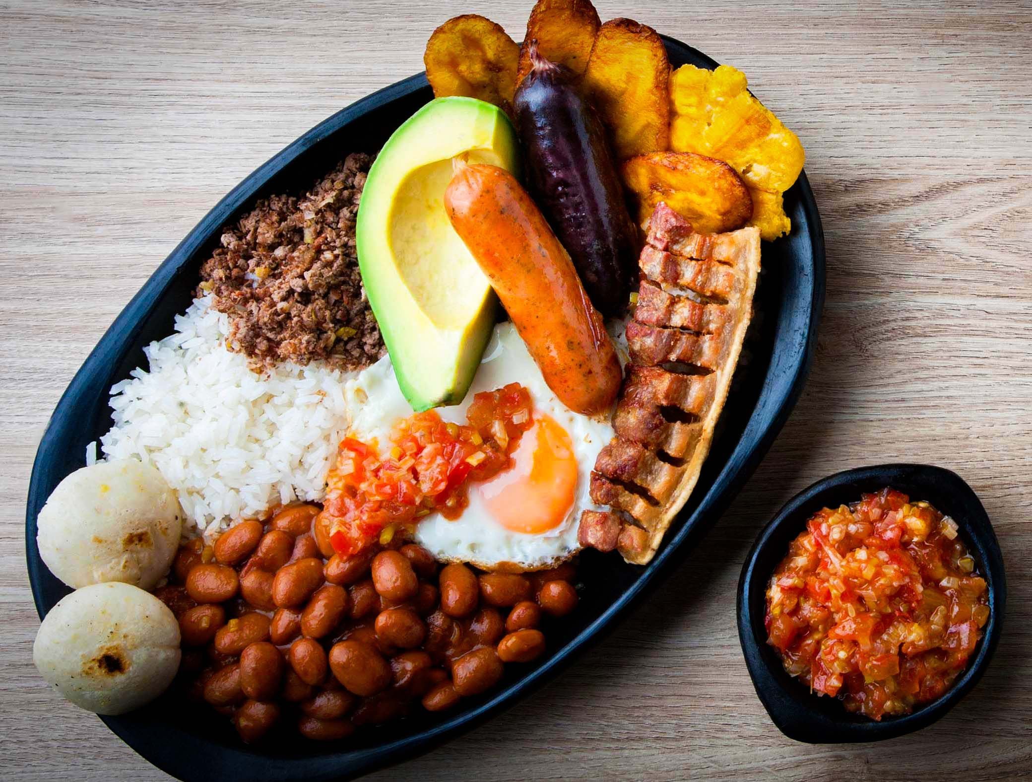 Plato típico colombiano con ingredientes frescos