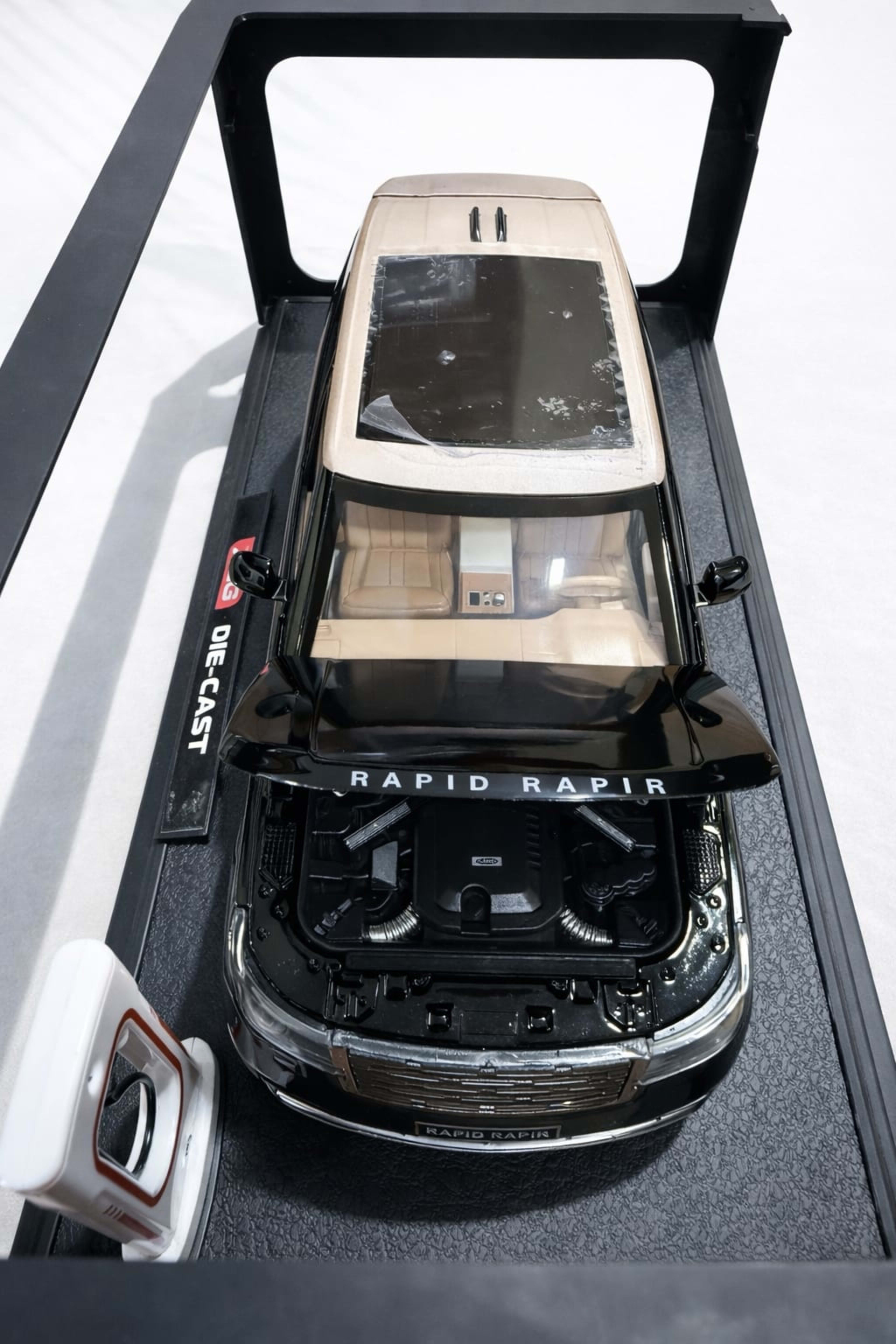 Range Rover Diecast 1:24 – Black Luxury SUV | Openable Parts | Light & Sound