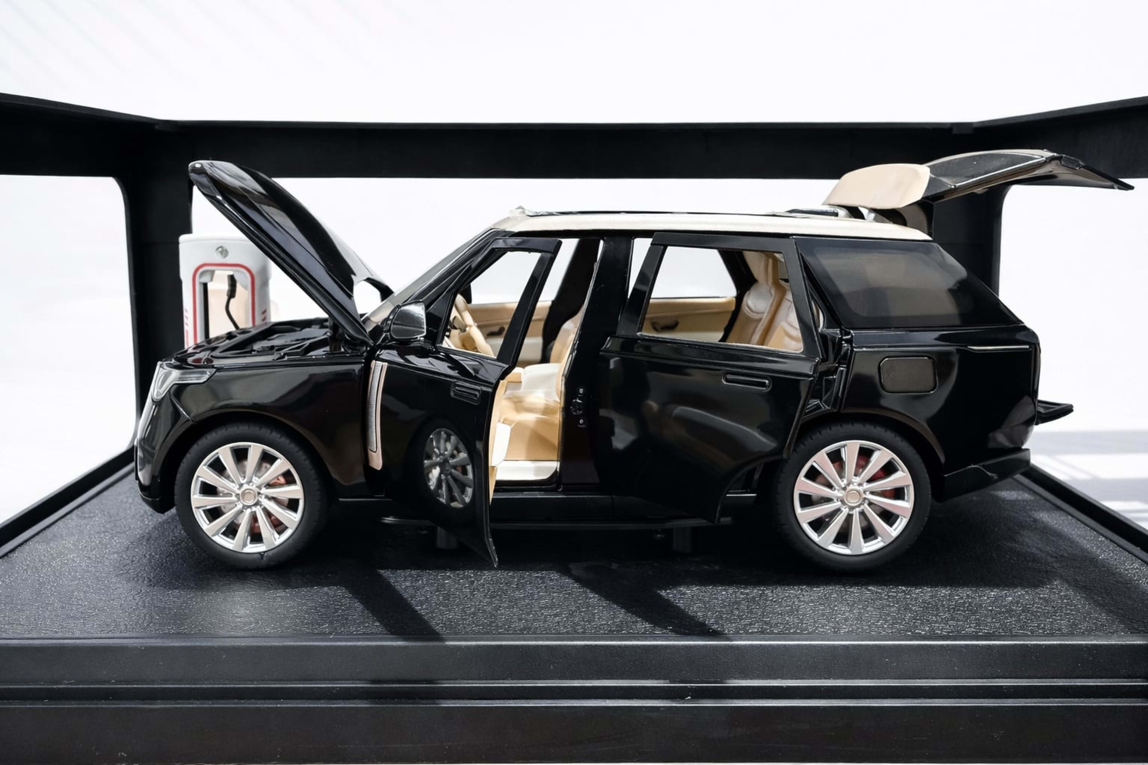 Range Rover Diecast 1:24 – Black Luxury SUV | Openable Parts | Light & Sound