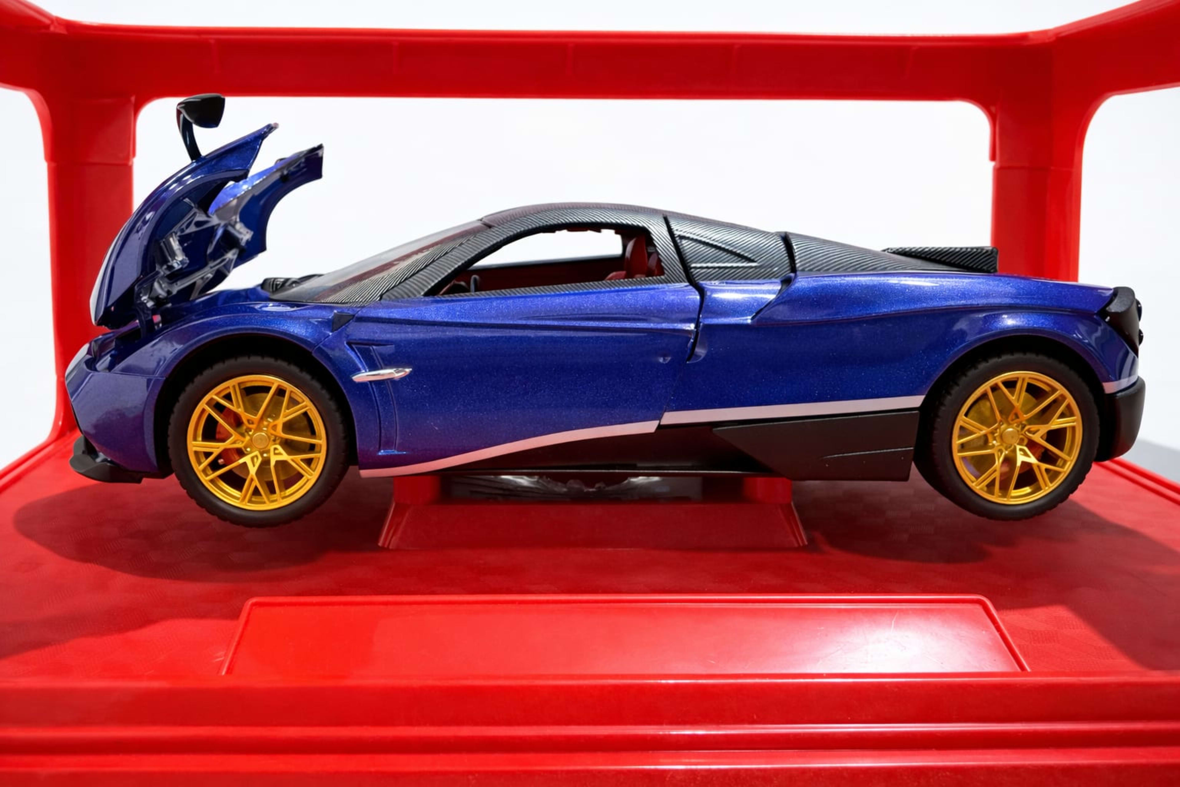 Pagani Huayra Diecast 1:24 – Blue Carbon Fiber Finish | Premium Display Base & Frame | Openable Parts | Light & Sound