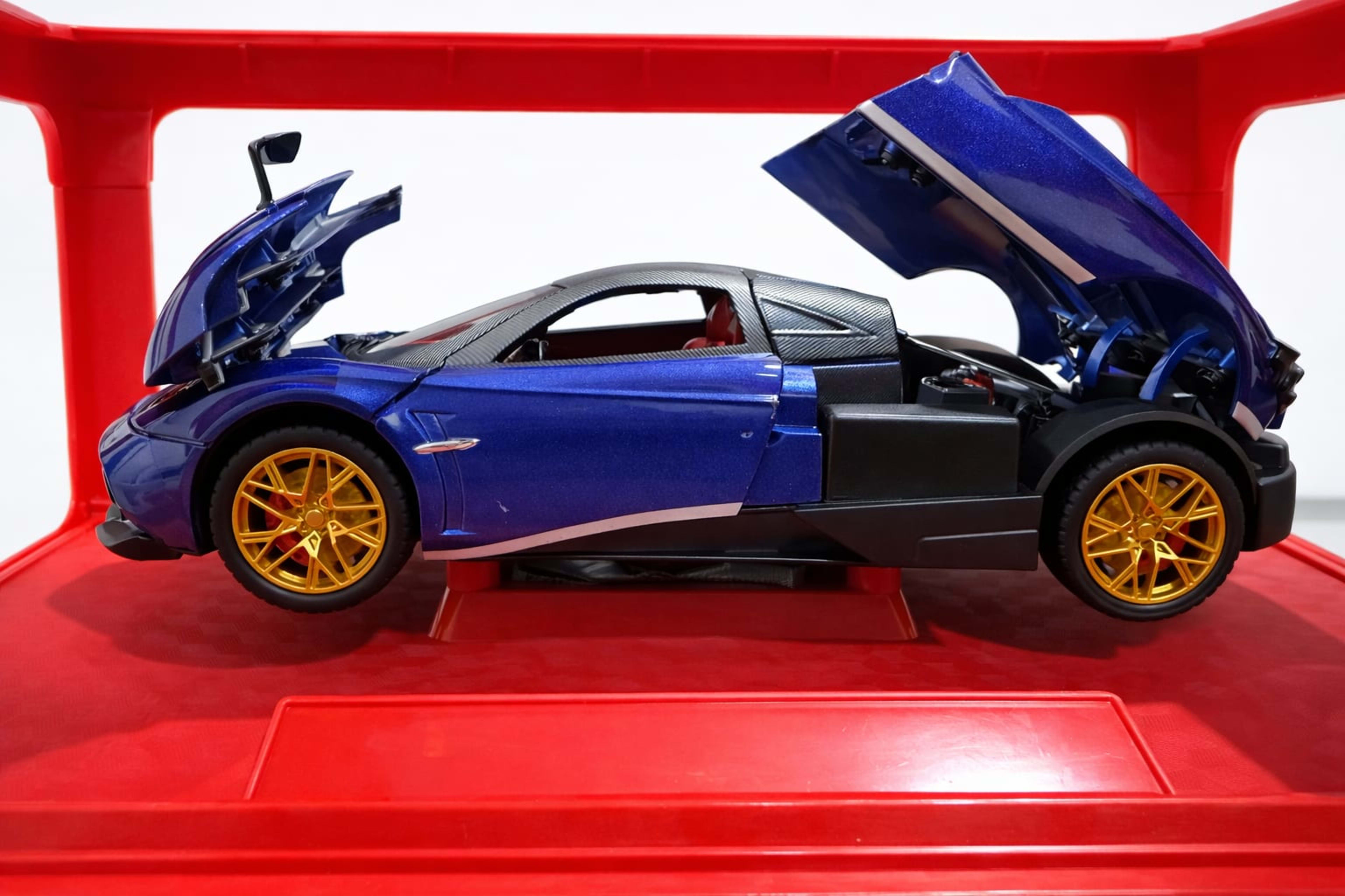 Pagani Huayra Diecast 1:24 – Blue Carbon Fiber Finish | Premium Display Base & Frame | Openable Parts | Light & Sound