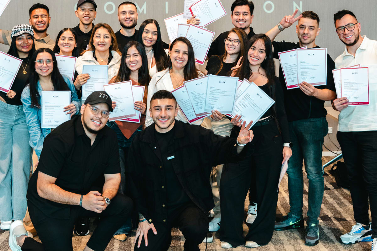 Grupo de personas con documentos en la mano