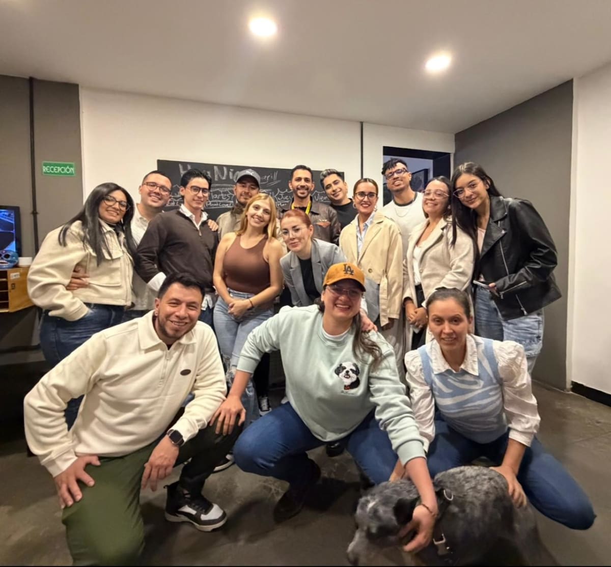 Exon Gaitán con un grupo de personas