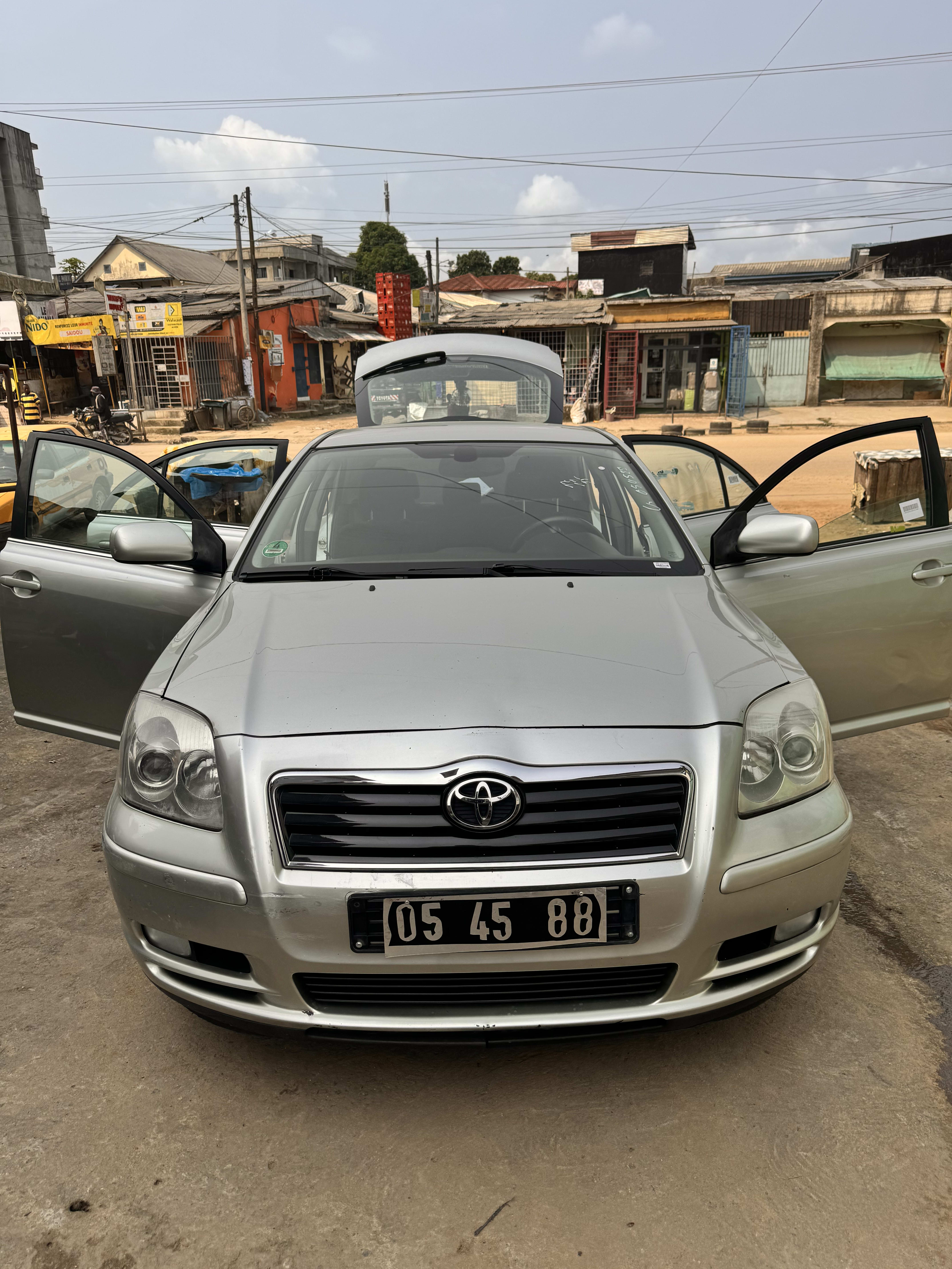 Toyota Avensis T25 ( tête de cochon) 1