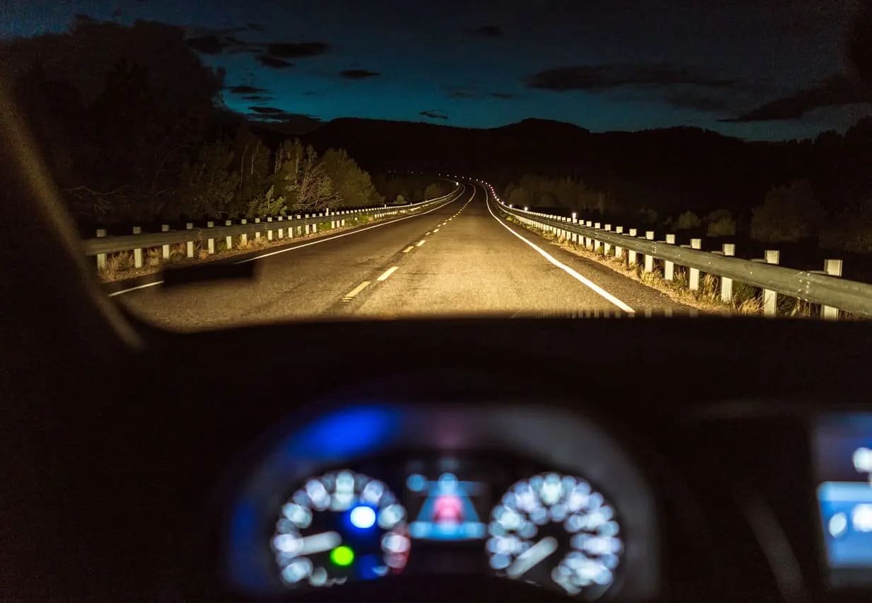 Conduire la nuit au Cameroun : phares LED, éblouissement et réflexes qui sauvent