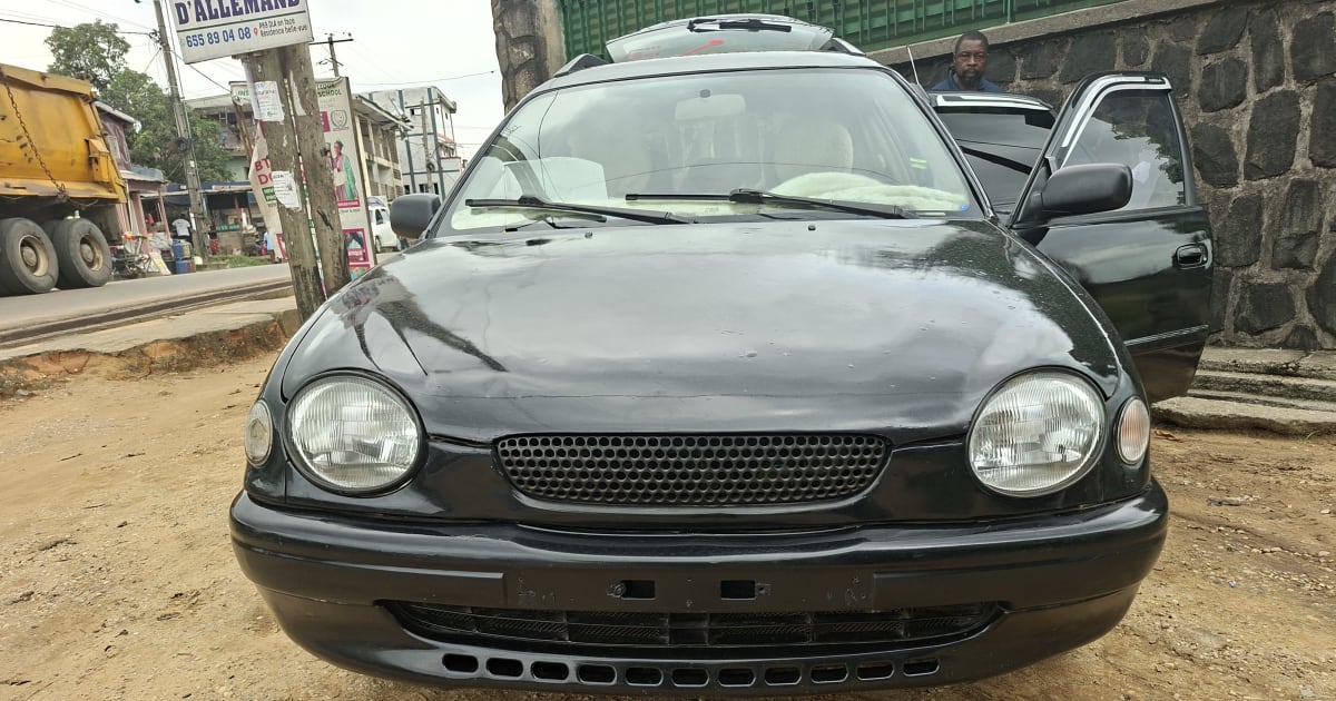 2001 Toyota Corolla à Douala
