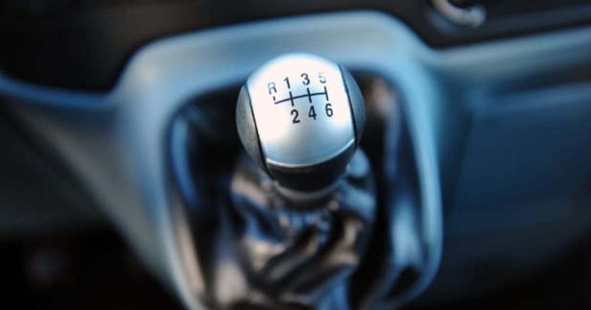 Embrayage sur voiture manuelle au Cameroun : symptômes, essai routier et budget avant achat