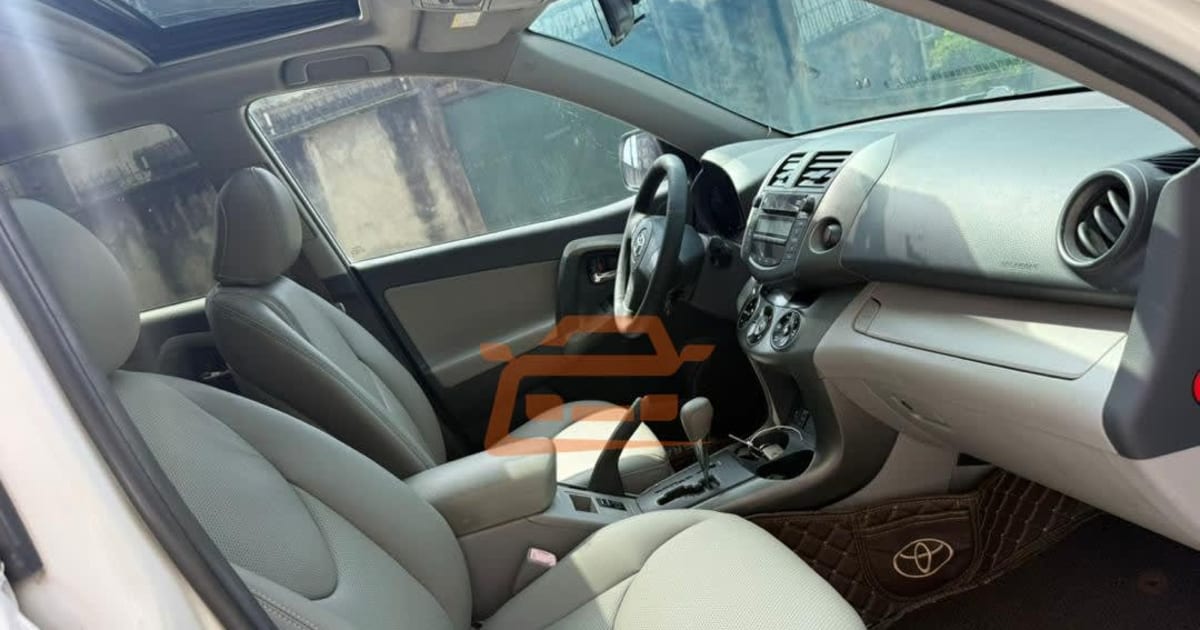 2011 Toyota Rav4 à Douala — photo 2/3