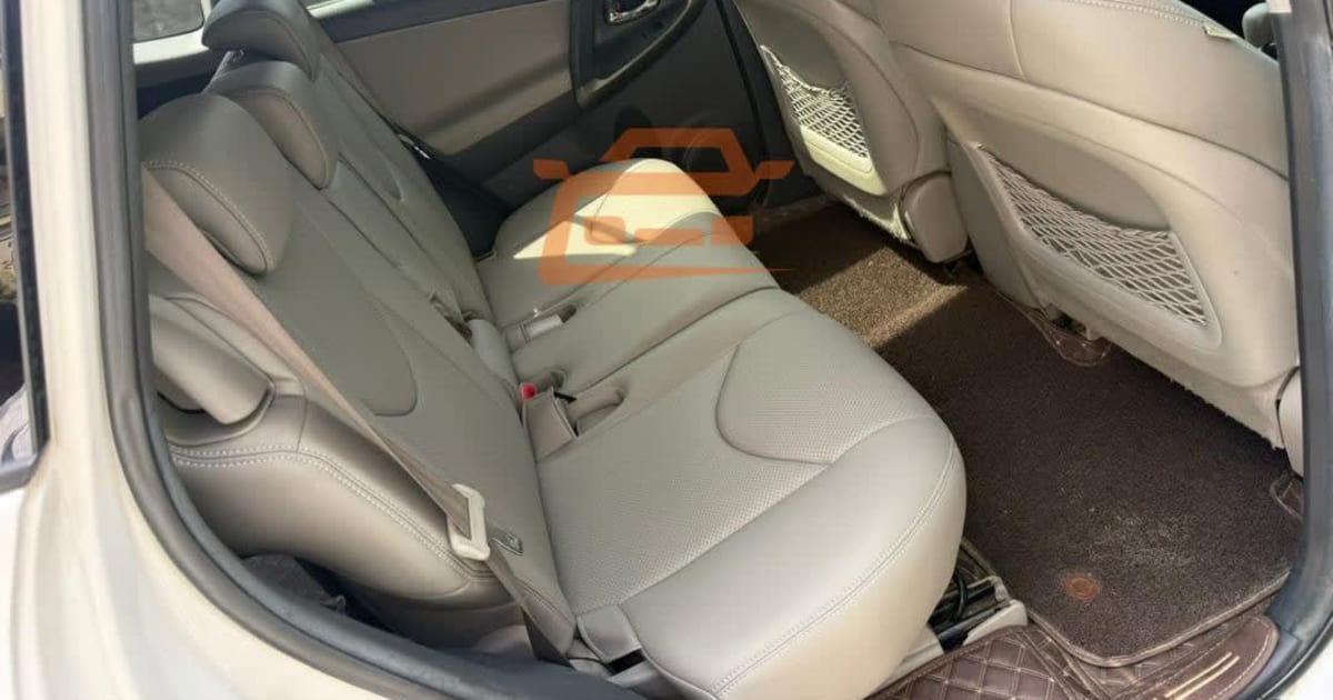 2011 Toyota Rav4 à Douala — photo 3/3